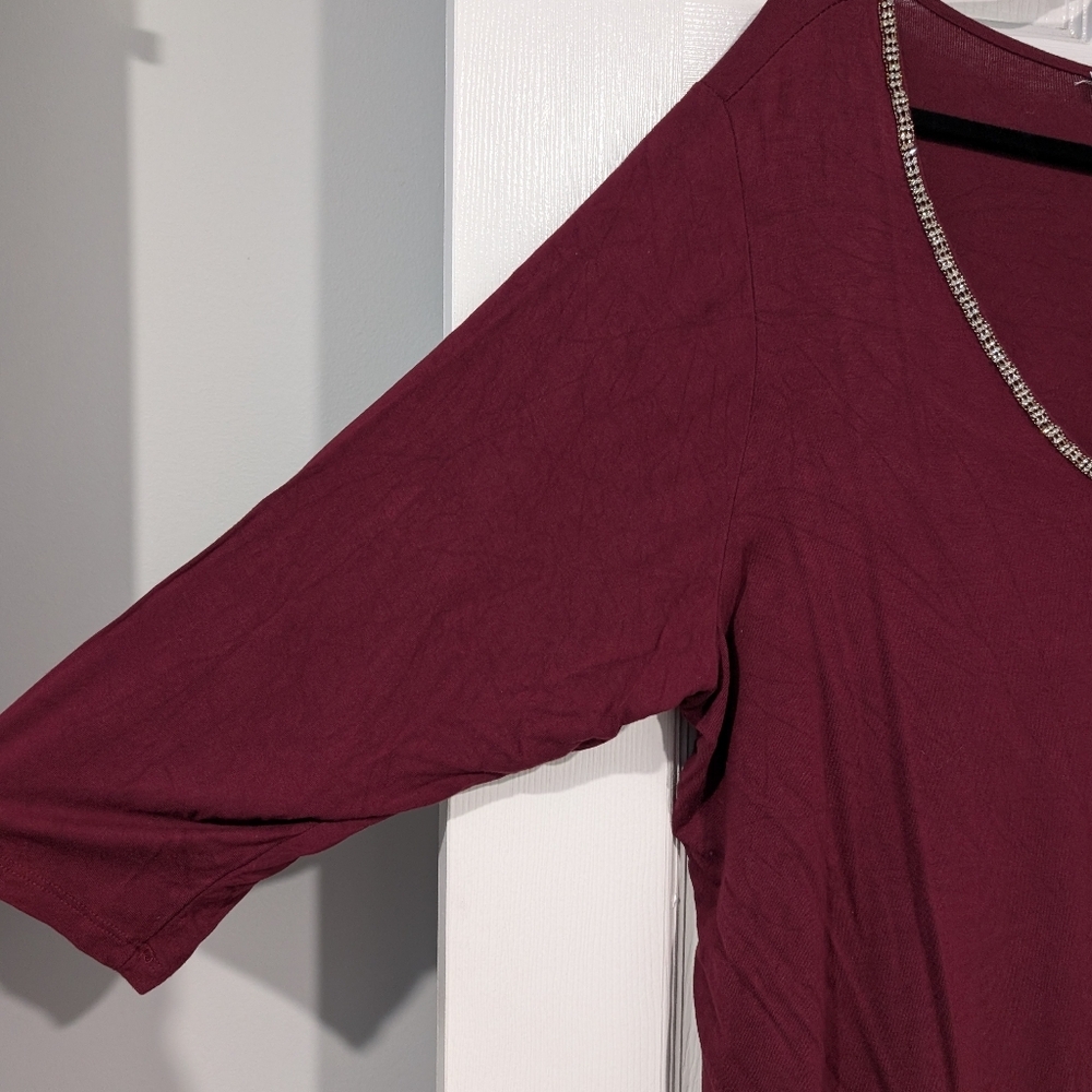Rose + Olive Burgundy V-Neck w/ Rhinestone Trim 3/4 Sleeve Tunic in Size 2X - Picture 4 of 11